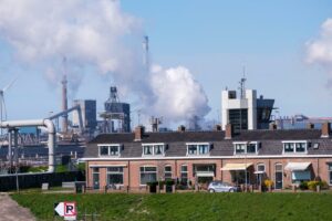 Tata Steel met huizen op de voorgrond