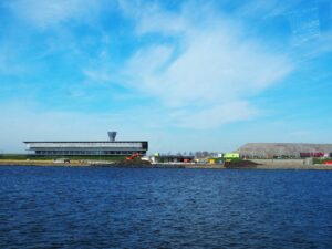 Foto vanaf het water met zicht op Afvalzorg te Nauerna