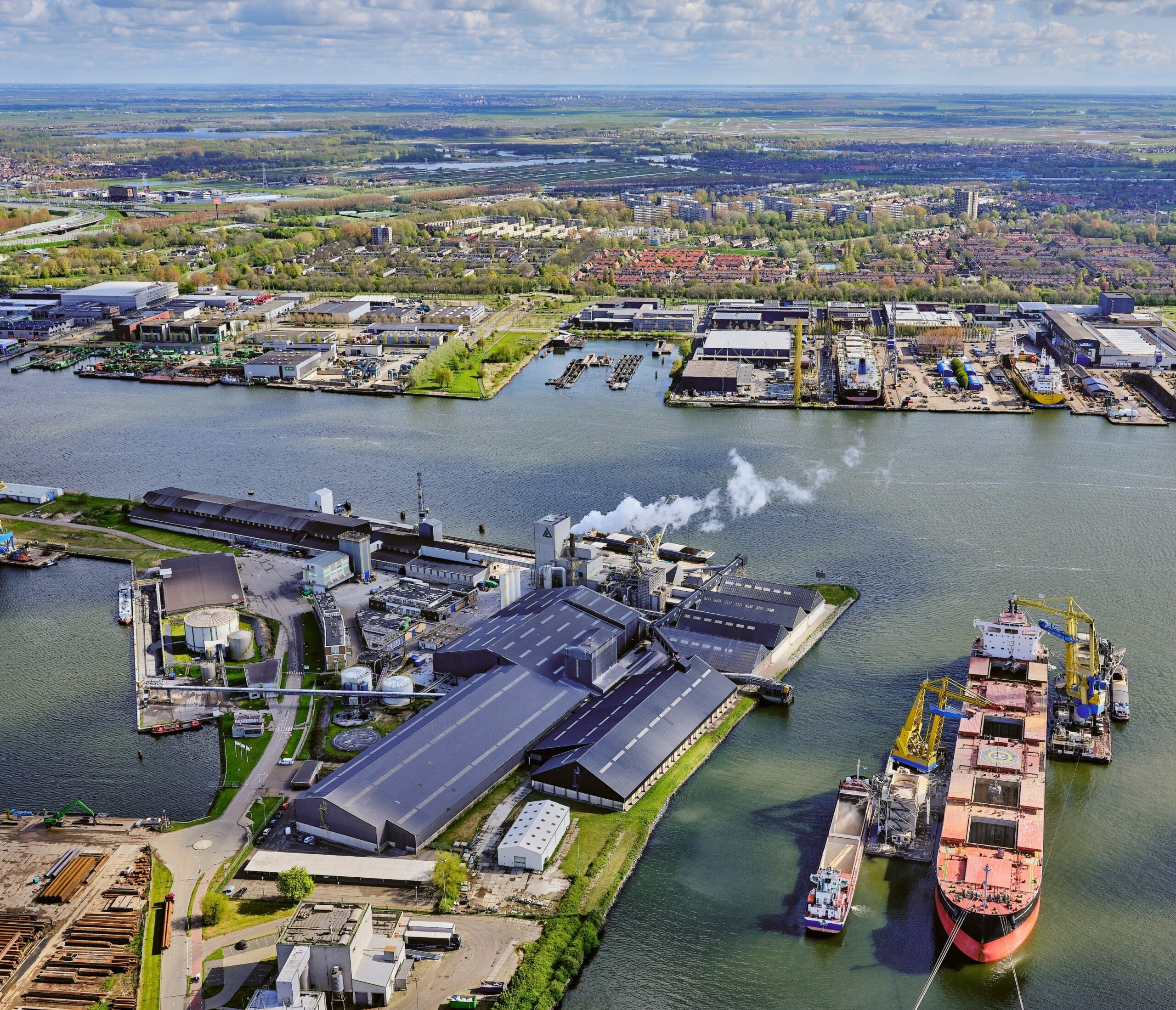ICL met daarachter Amsterdam-Noord - foto door Siebe Zwart