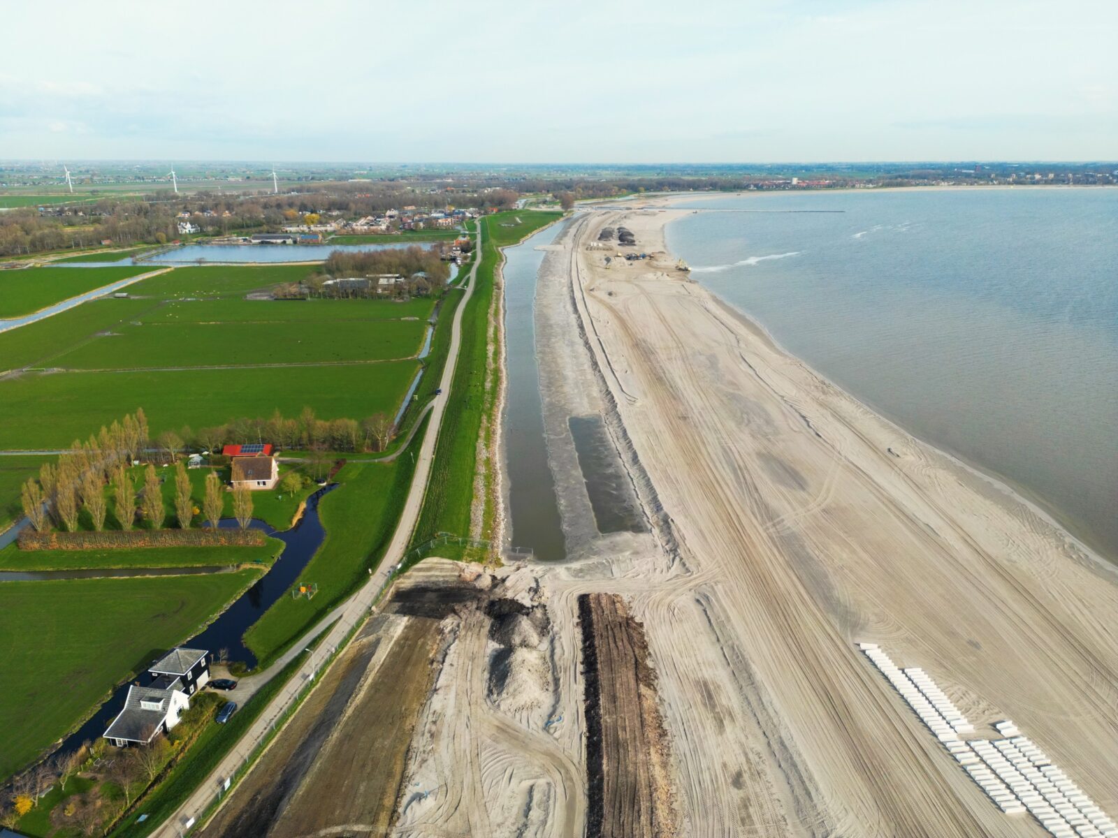 Luchtfoto werkzaamheden project Markermeerdijken.
