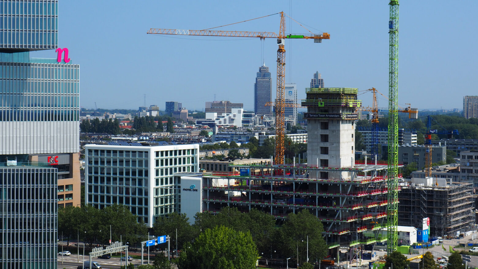 Zuidas Van der Valkhotel Zicht vanaf dak naar Arena