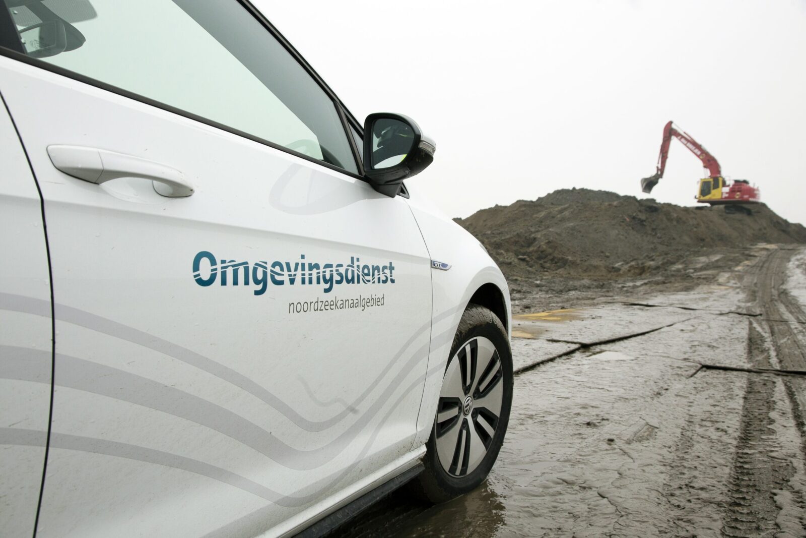 auto Omgevingsdienst op bedrijfsterrein bij inspectie