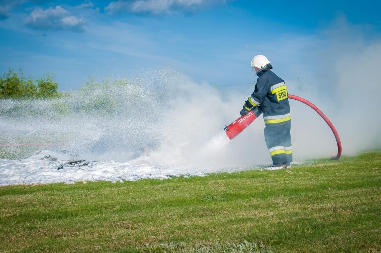 Brandweerman met blusschuim