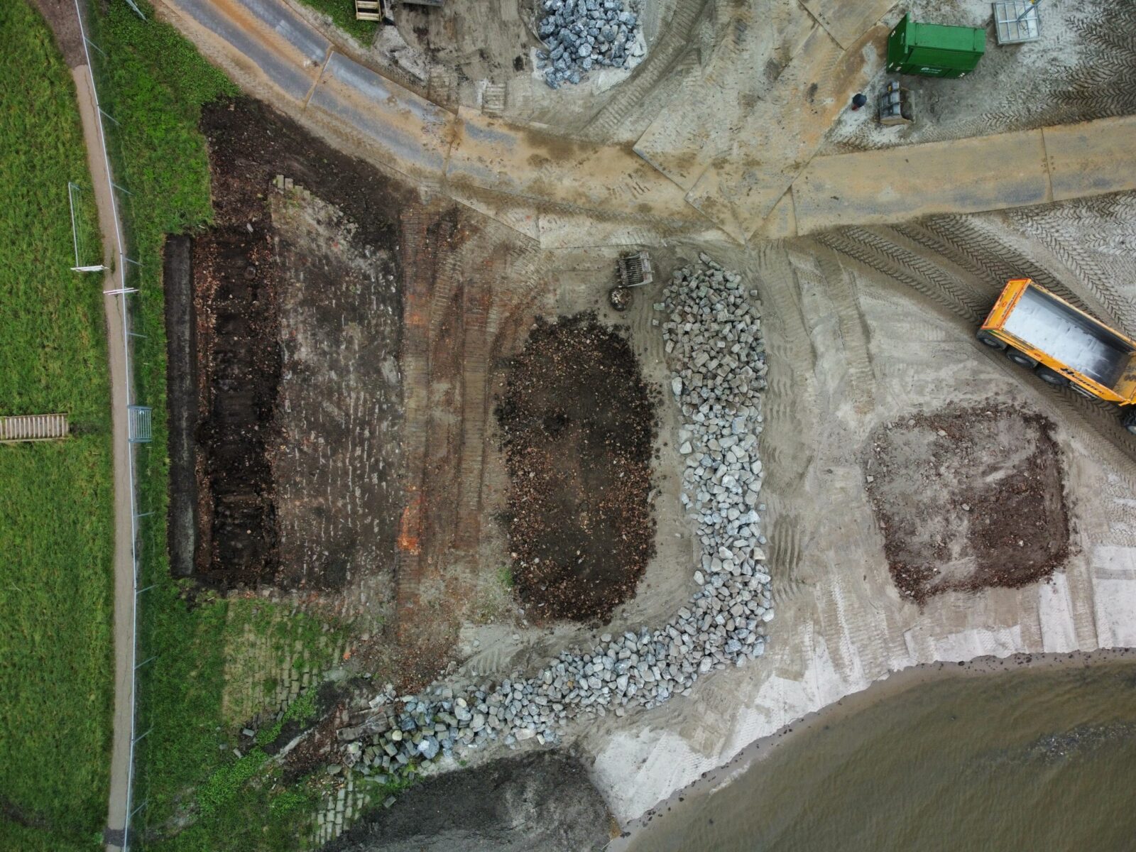 Luchtfoto van afgraven en afvoeren grond (ontgronding).