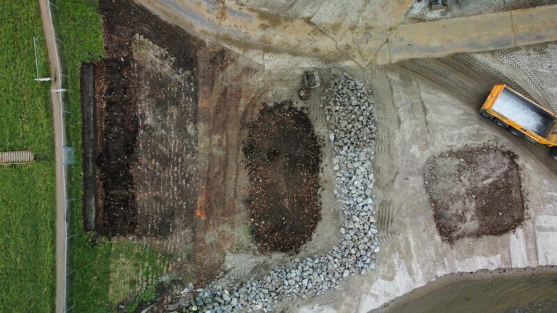 Luchtfoto van afgraven en afvoeren grond (ontgronding).