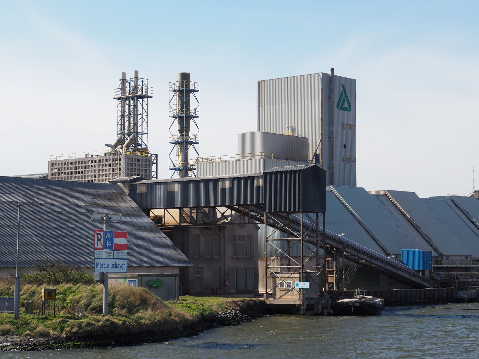 Fabriek ICL Fertilizers aan de Mercuriushaven in Amsterdam