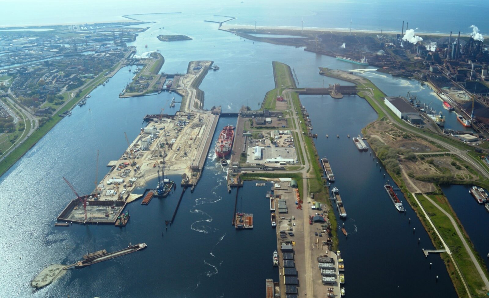 Luchtfoto aanbouw Zeesluis IJmuiden