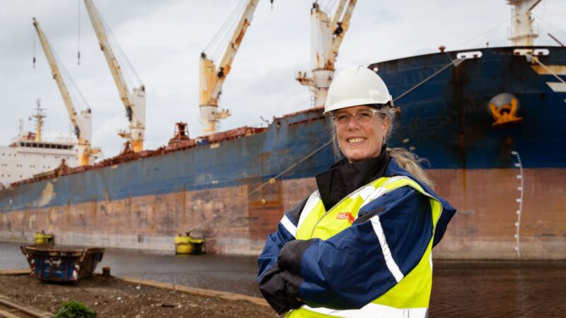 Schip in haven met op voorgrond een inspecteur van de omgevingsdienst