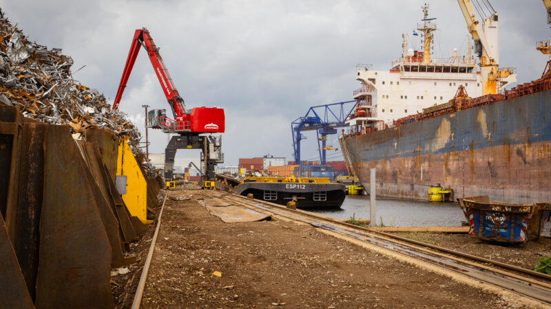 Schip aangemeerd aan de kade in havengebied Amsterdam